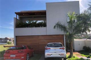 Casa residencial não averbada, de dois pavimentos, localizada no Condomínio Araçari do Loteamento Paysage Terra Nova, Londrina, PR