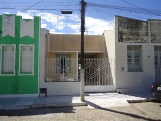 Casa residencial, situada na Praça São Paulo, nº 121 - Frei Paulo, SE